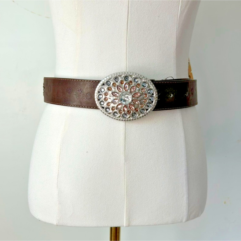 Womens Y2K Brown Faux Leather Belt‎ Size 7 Tooled Rhinestone Buckle Boho Preppy